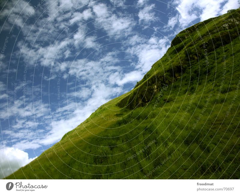 diagonal wolkenberg Brasilien Wolken Wiese Gras grün sehr wenige Composing unterwegs Südamerika Sommer Physik Hügel Berghang Himmel Idylle Busfahren