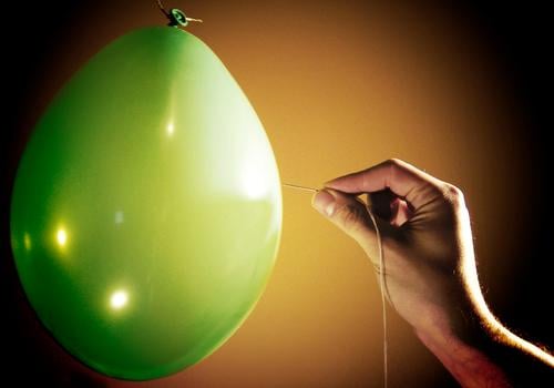 BÄNG Luftballon Gummi grün Hand Finger platzen stechen gelb schwarz Nadel Nähgarn Nadelstich Stich
