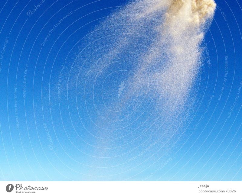 Sandsturm Farbverlauf Schwerkraft Sandkorn fallen Sturm Meer Explosion werfen Blauer Himmel Dynamik Wind Stranddüne Bewegung