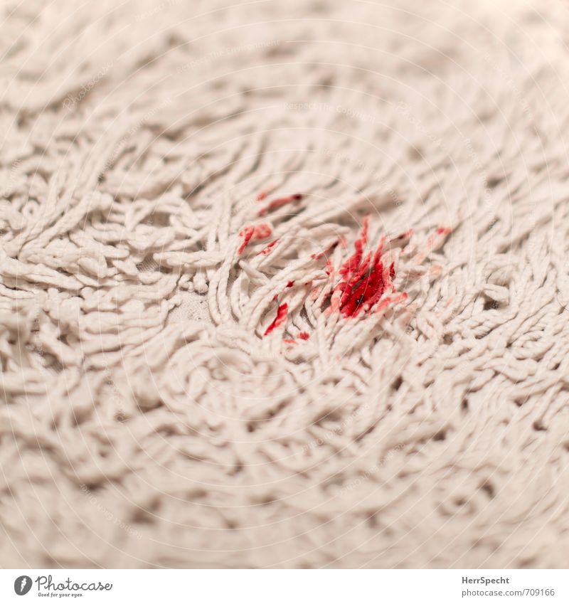 Blut | Fleck | Teppich Körperpflege Gesundheit Wohnung Bad dreckig Ekel frisch rot weiß Scham Vorleger Wunde Menstruation Kontrast tropfend Farbfoto