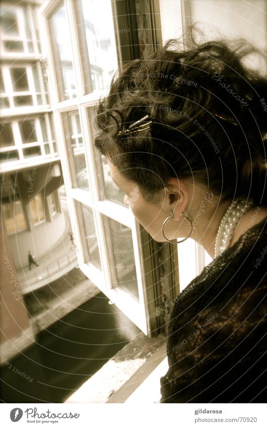 Kleiner Mann Frau Fenster Schultertuch Zwerg Perlenkette Sehnsucht Aussicht schwarzhaarig window hair Haare & Frisuren Blick Perspektive spitzentuch