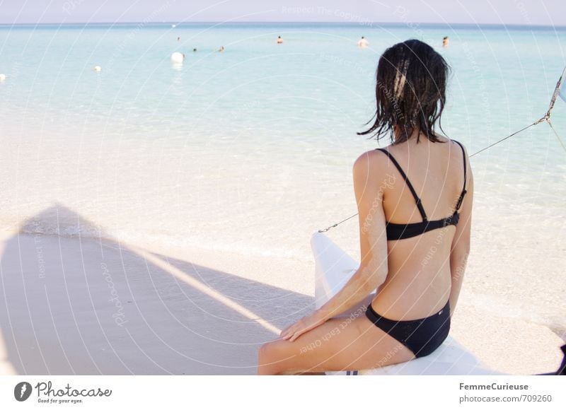 Beach Time! (V) feminin Junge Frau Jugendliche Erwachsene Rücken 1 Mensch 18-30 Jahre Zufriedenheit Erholung Bikini schwarz Segeln Wasserfahrzeug sitzen
