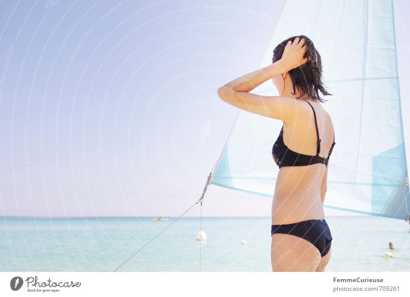 Beach Time! (VII) feminin Junge Frau Jugendliche Erwachsene 1 Mensch 18-30 Jahre Zufriedenheit Erholung erleben Segelboot Segeln Segeltörn Bikini schwarz