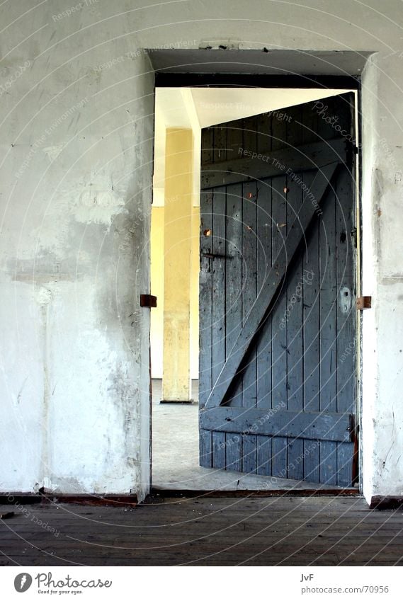 please enter aufmachen Eingang Griff Militärgebäude Verfall Tür offen door Raum alt old