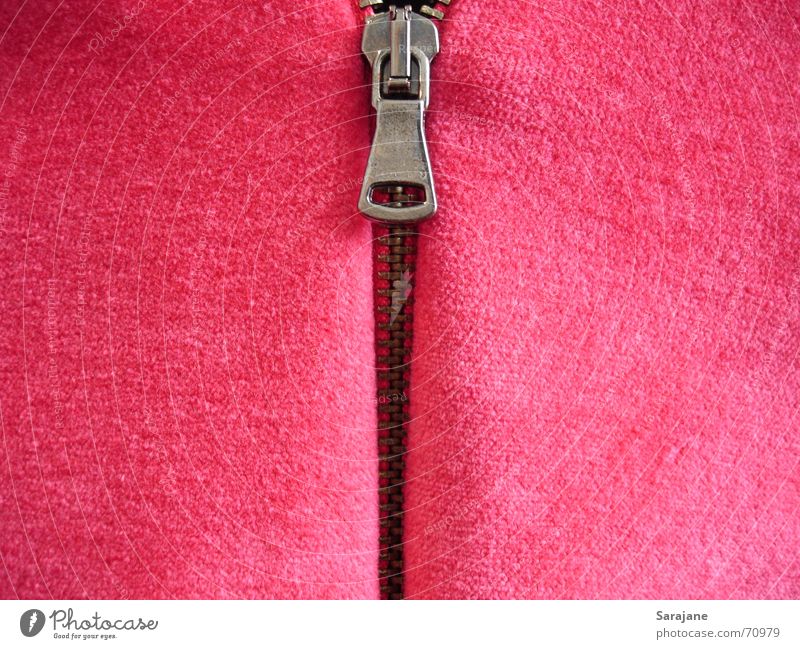 Mach mich auf! Reißverschluss schließen geschlossen offen aufmachen oben verdeckt Stoff weich samtig Pullover Bekleidung Jacke Physik Plüsch Fleece rosa rot