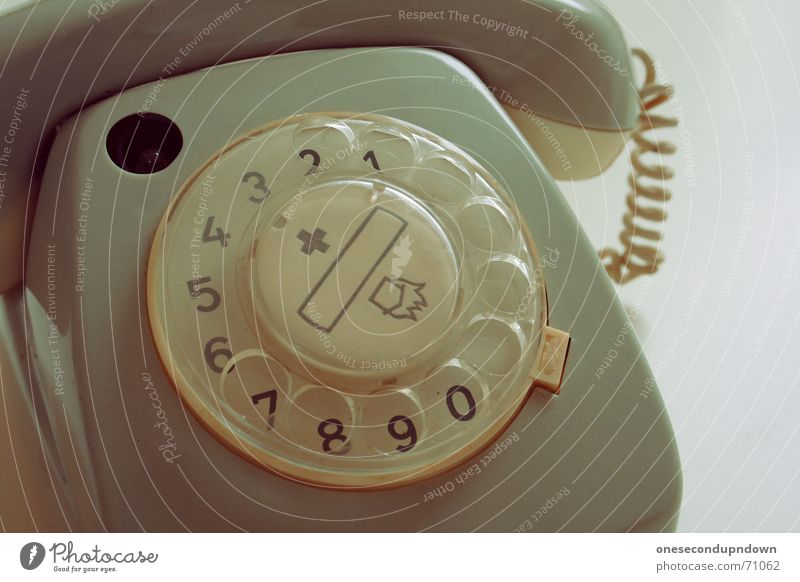 ausgebimmelt Telefon Wählscheibe grau old-school retro Siebziger Jahre veraltet Stil Dekoration & Verzierung liegen vergilbt außer Betrieb kaputt phone