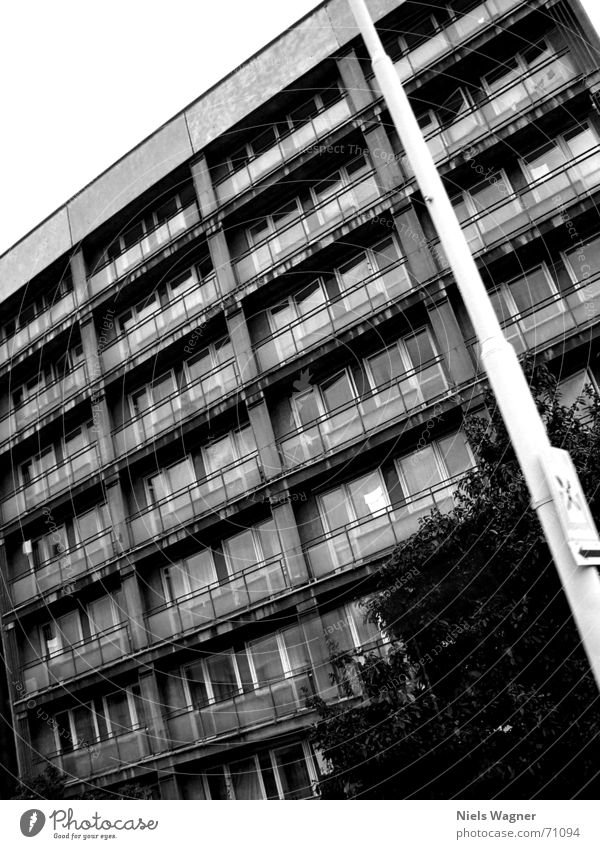 Im Osten nix neues Wohnung Beton Armut Hochhaus Prag Laterne Fenster grau Sträucher Schulausflug Haus