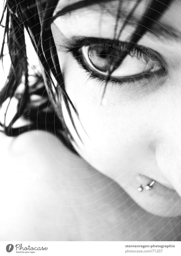 nass. schwarzhaarig Piercing Lippenpiercing Sehnsucht Selbstportrait Frauengesicht nasse haare Auge schwarze augen Wasser Angst Schwarzweißfoto