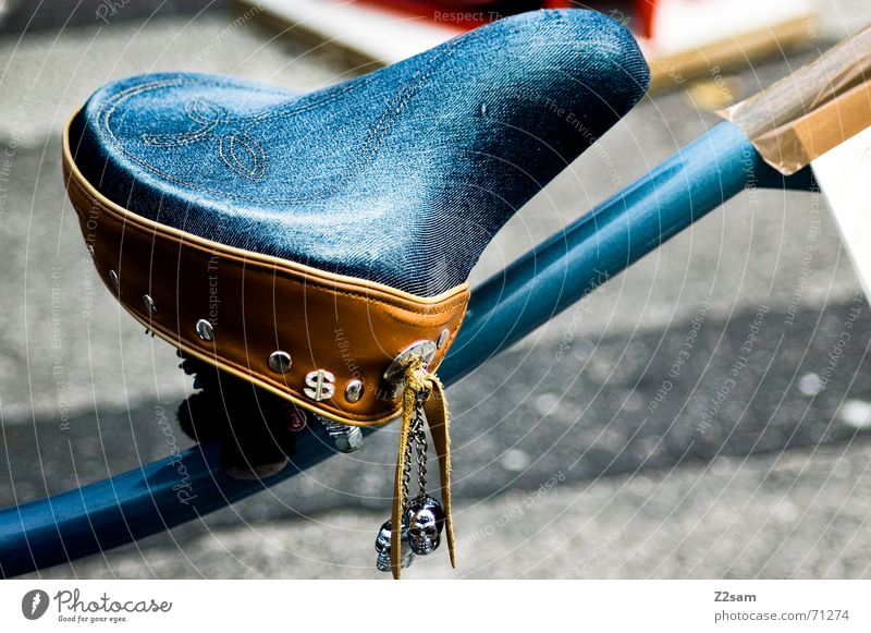 jeans seat Fahrrad Stab braun Sitzgelegenheit Fahrradsattel sitzen Jeanshose blau Schädel Gefolgsleute blue