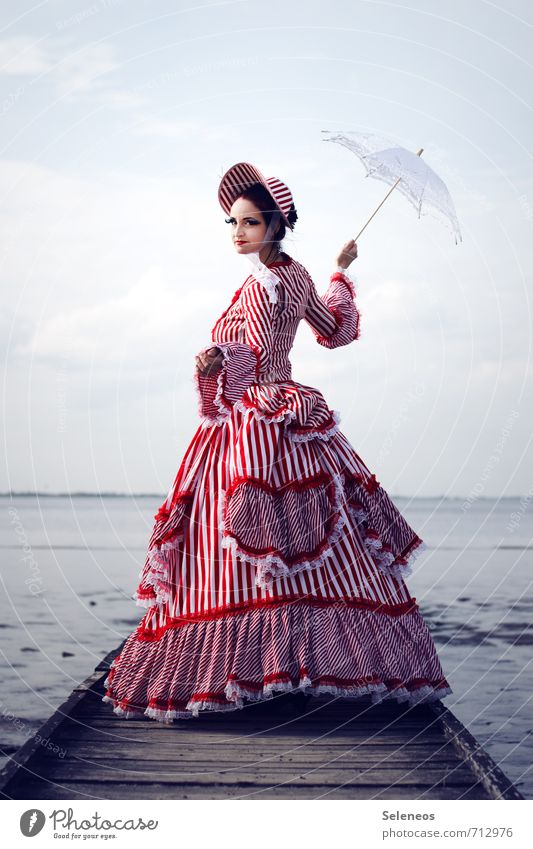 Mary Mensch feminin Frau Erwachsene 1 Natur Himmel Horizont Küste Nordsee Ostsee Meer Mode Bekleidung Kleid historisch Accessoire Sonnenschirm Hut Sehnsucht