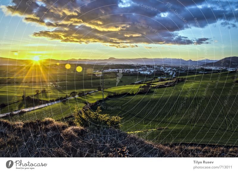 Schöner Sonnenuntergang schön Natur Landschaft Himmel Wolken Wiese Stadt natürlich blau gelb grün Stern glühen Glanz Rochen Pamplona vorbei Bereiche Tal Spanien