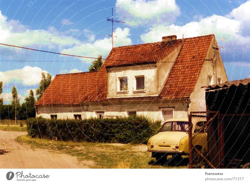 gelbes auto Bauernhof Bahnhof Wolken Haus Polen masuren PKW blau Himmel
