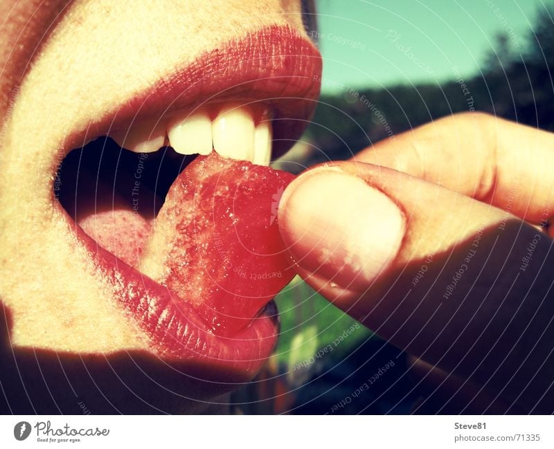 So schmeckt der Sommer! Frau Lippen rot Finger Fingernagel Wassermelone Sonne genießen Lebensmittel fruchtig Vitamin Nährstoffe Ballaststoff Mensch Mund Zunge