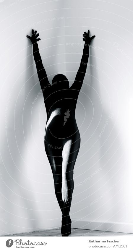 #713561 Körper Mensch Kunst Skulptur stehen ästhetisch schwarz weiß Anzug eigenwillig Innenarchitektur Mauer Hand Arme Beine Körperhaltung Kreativität