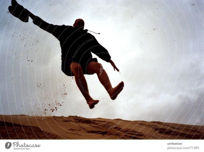 Sandhüpfer springen hüpfen Aktion abwärts kommen Lebensfreude Arcachon Bewegung aufkommen dune de pyla