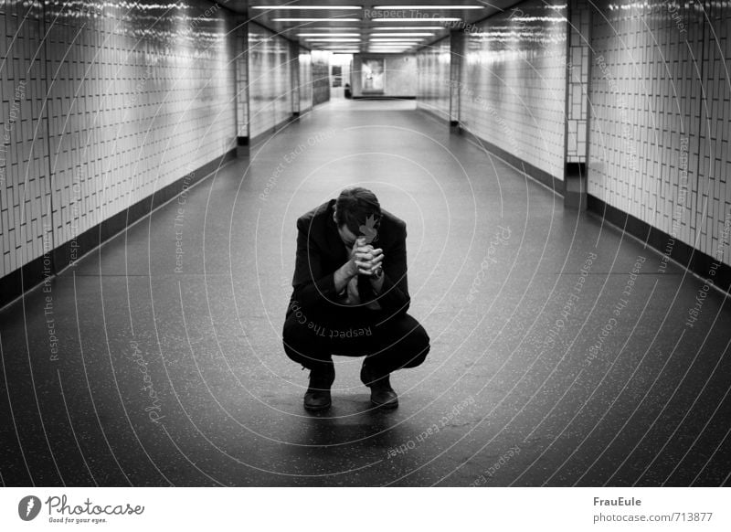 Leistungsdruck maskulin Junger Mann Jugendliche 1 Mensch 18-30 Jahre Erwachsene Anzug brünett kurzhaarig hocken Business U-Bahntunnel Tunnel Gang