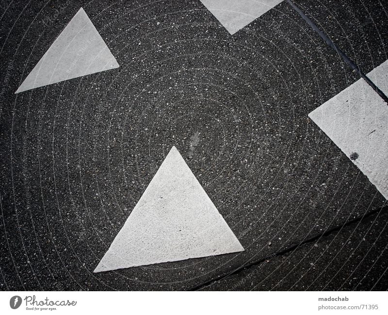 FUSSGÄNGER | muster pattern boden markierung verkehr strasse Muster Ikon Dreieck Rechteck Geometrie weiß grau Verkehr Straßenverkehr Fußgänger Mittelstreifen