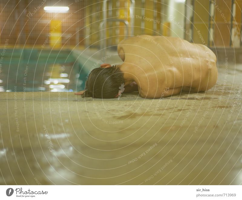 Einzelgänger | abgelegt Schwimmen & Baden Schwimmbad Körper Rücken Denkmal fallen liegen weinen Armut sportlich gruselig nackt braun gelb gold grün Tod