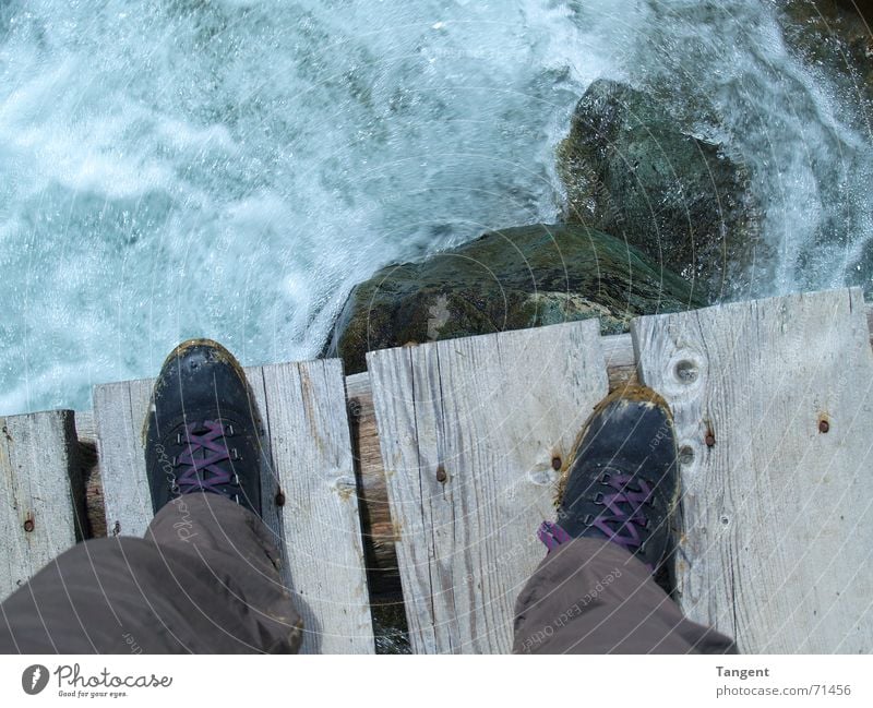 Spring ! Wellen Schaum Wildwasser Bach Elektrizität Holz Schiffsplanken Nagel Glätte springen Am Rand Stiefel Schuhe gefährlich Abenteuer Selbstmord Wasser Flut
