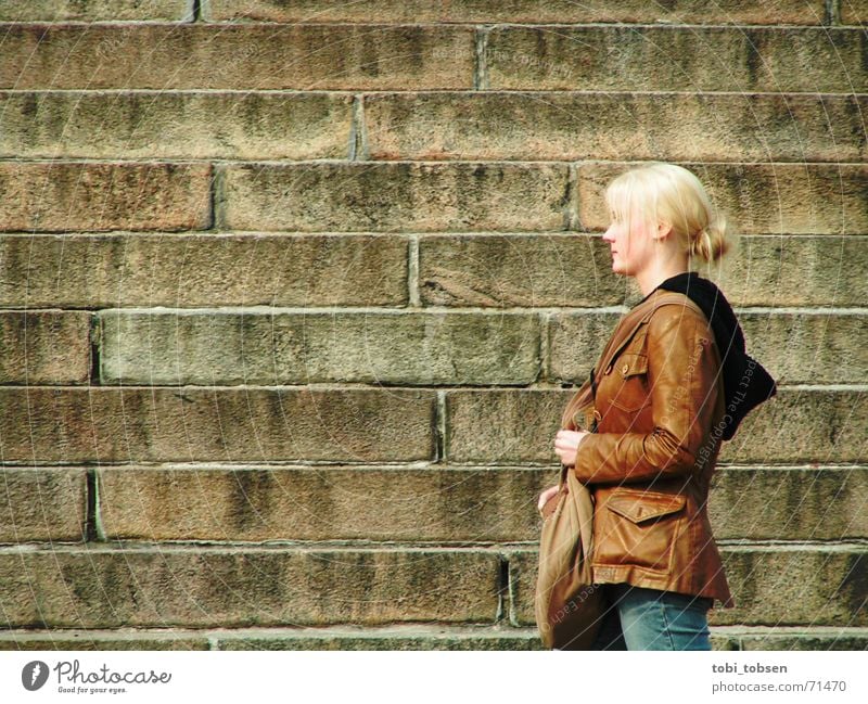 Finnlands Schönheiten Helsinki blond Frau Außenaufnahme Silhouette Treppe Profil
