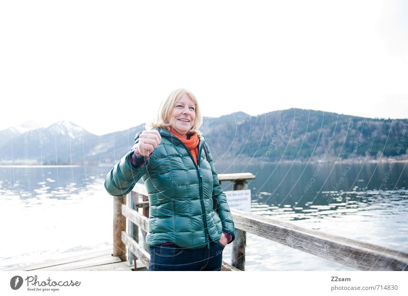 Juhu! Lifestyle Freizeit & Hobby feminin Weiblicher Senior Frau 1 Mensch 45-60 Jahre Erwachsene Umwelt Natur Landschaft Wasser Herbst schlechtes Wetter Alpen