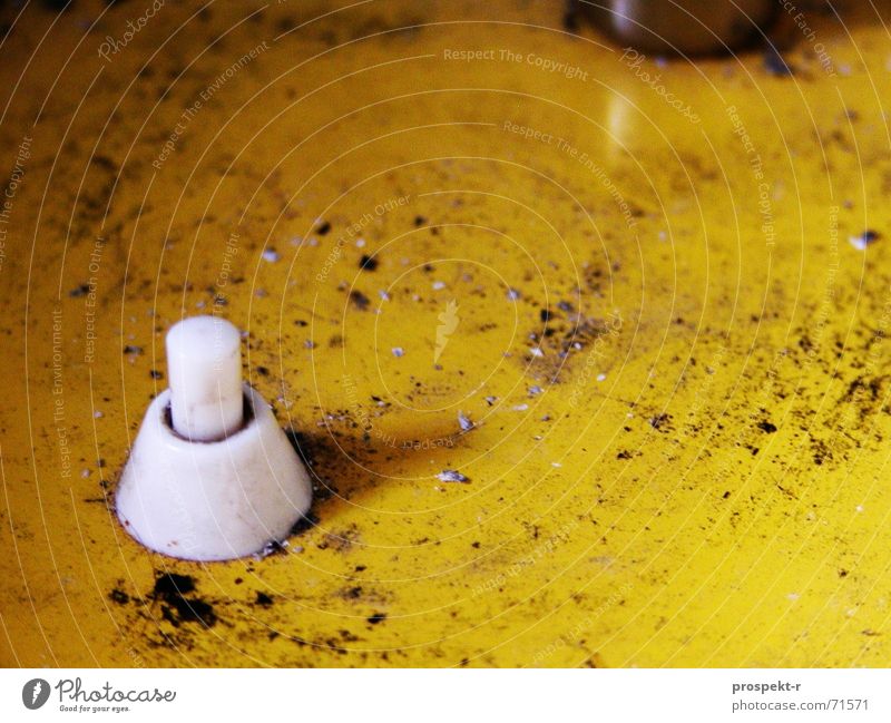 Drecks-Schalter Lampe Hobelbank weiß gelb dreckig 1 aus Industriefotografie Schreibtisch Makroaufnahme Brandasche