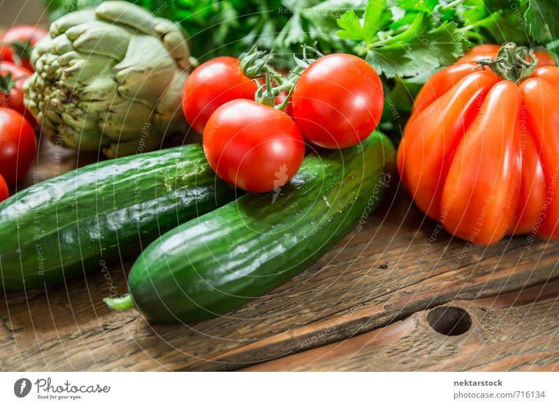 Frisches Gemüse vom Markt Lebensmittel Salat Salatbeilage Ernährung Bioprodukte Vegetarische Ernährung Diät Lifestyle frisch Gesundheit vegetables wood