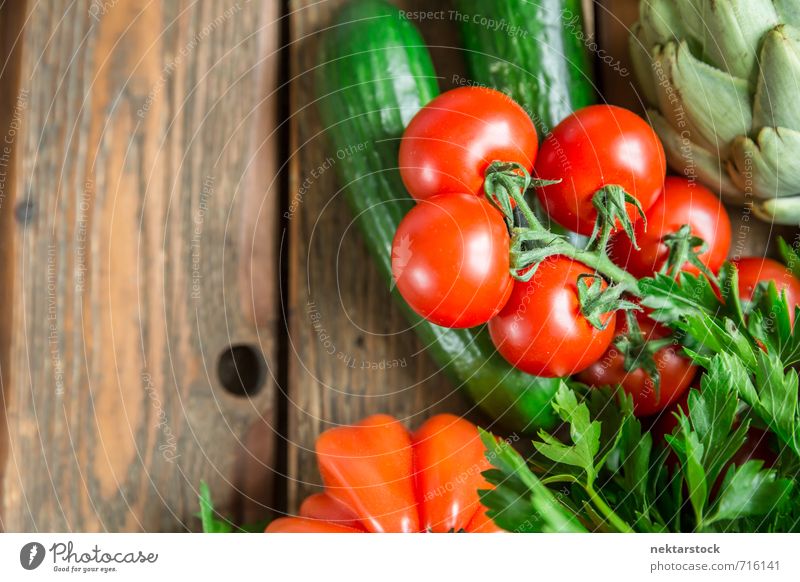 Frisches Gemüse vom Markt Lebensmittel Salat Salatbeilage Ernährung Bioprodukte Vegetarische Ernährung Diät Lifestyle frisch Gesundheit vegetables wood