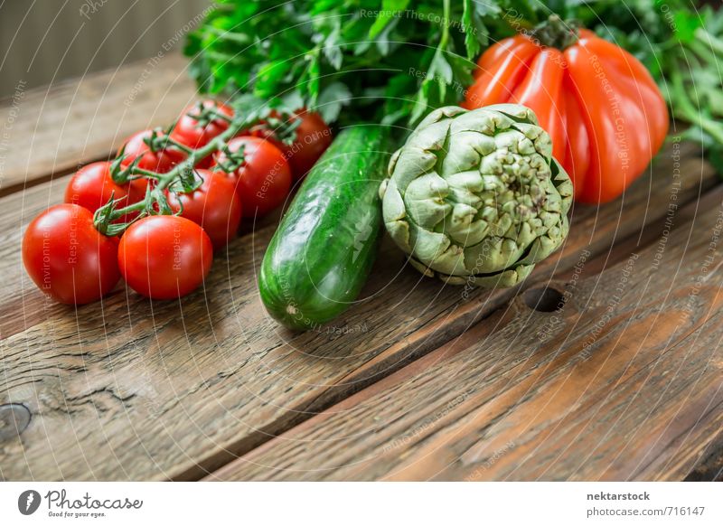 Frisches Gemüse vom Markt Lebensmittel Salat Salatbeilage Ernährung Bioprodukte Vegetarische Ernährung Diät frisch Gesundheit vegetables wood Hintergrundbild