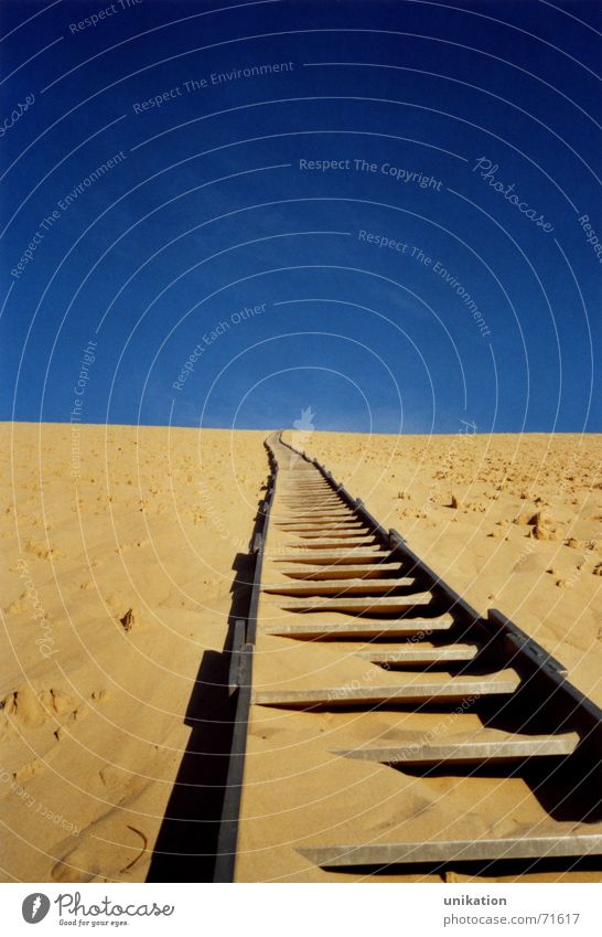 Aufstieg Gleise aufsteigen gelb Frankreich Sand Himmel Treppe oben aufwärts Blick nach oben hoch blau dune de pyla 499 stufen! Eisenbahn Surrealismus
