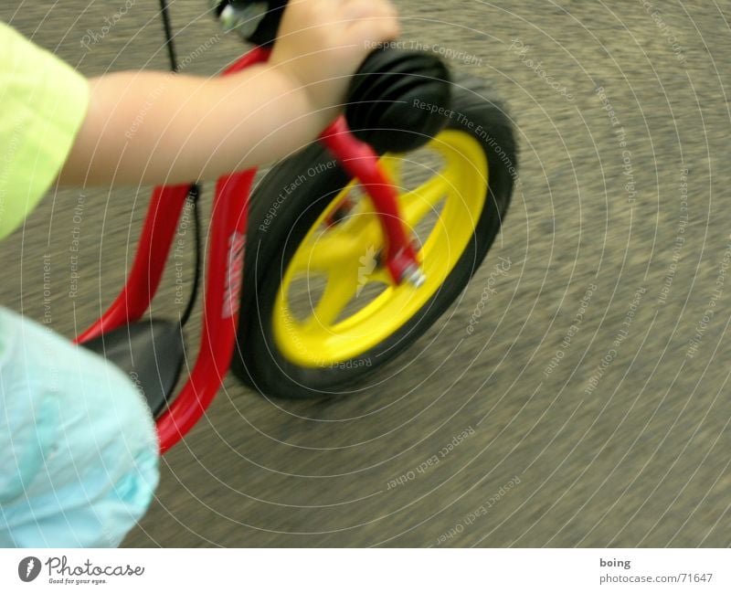 fest am Griff Tretroller Kind Bewegung Freizeit & Hobby frei Freiheit Fahrradlenker Lenker Rad Reifen Geschwindigkeit Spielen Sicherheit karl drais