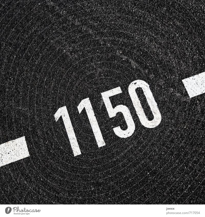 - 1150 - Ziffern & Zahlen dick groß schwarz weiß Asphalt Farbfoto Außenaufnahme Nahaufnahme Muster Menschenleer Tag Kontrast