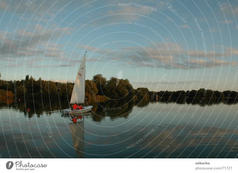 Flaute, na und? See Segeln Wolken Reflexion & Spiegelung Segelboot Wasserfahrzeug Stimmung ruhig Erholung flaute Himmel Abend Wind