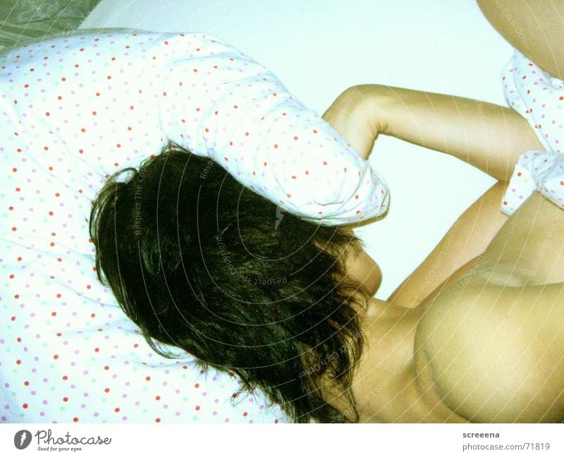 08:00 Frau schlafen nackt Bett Bettwäsche Morgen weiß braun Schulter liegen Haut kopfkissen Punkt Müdigkeit Haare & Frisuren Arme Hals