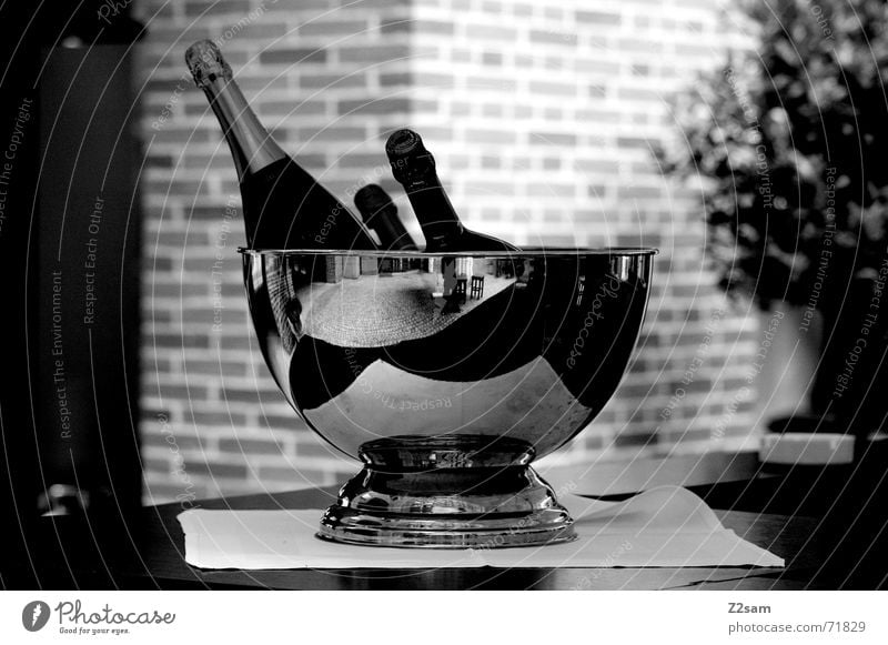 munich breakfast Sekt Tisch Flasche silber Schwarzweißfoto Objektfotografie Stillleben Menschenleer Champagner Champagnerkühler Sektflasche gekühlt