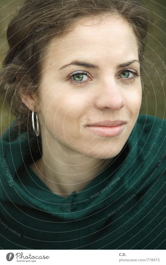 Judith Junge Frau Jugendliche Kopf 18-30 Jahre Erwachsene Lächeln Freundlichkeit natürlich grün Optimismus Ohrringe grüne Augen Augenfarbe grün brünett Farbfoto