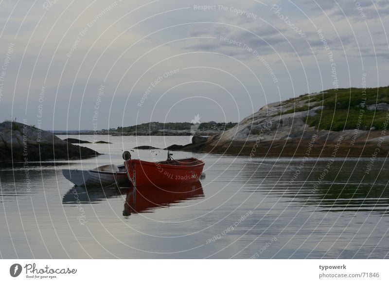 Knallrotes Boot Wolken Wasserfahrzeug Kanada ruhig See Meer Nova Scotia Abend Wiese Himmel Angeln Felsen peggys cove Wind Abenddämmerung