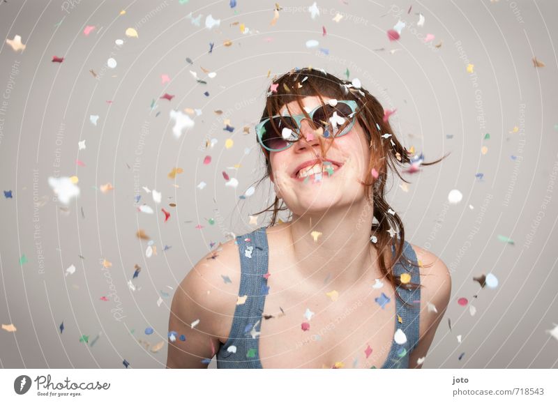 konfettiregen Freude Party Feste & Feiern Silvester u. Neujahr Geburtstag feminin Junge Frau Jugendliche Sonnenbrille Lächeln lachen Tanzen frech frei