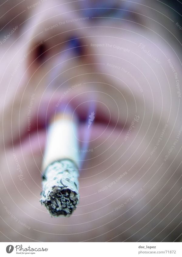 Jo raucht. Mann Zigarette Fichte Rauchen Aschenbecher glühen Glut Teer Eisenbahn Denken Gesicht Nase Perspektive ungesund aber cool 10 uhr die glimmmenschen