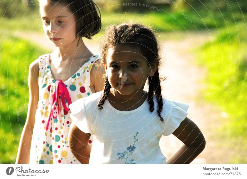 Kinder Mädchen Wiese Feld Afrikaner mehrfarbig Lebensfreude