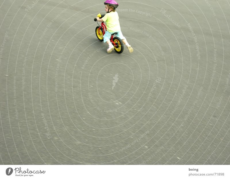 entfalten Tretroller Kind Bewegung Freizeit & Hobby frei Freiheit Fahrradlenker Lenker Helm Rad Reifen Platz Fahrradhelm Schwung Freude Spielen karl drais