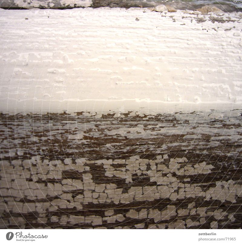 Fenster streichen Schleifpapier trocknen Holz weiß Oberfläche rau alt neu Renovieren drahtbürste staubfrei kitt fensterkitt vorstreichfarbe lackfarbe