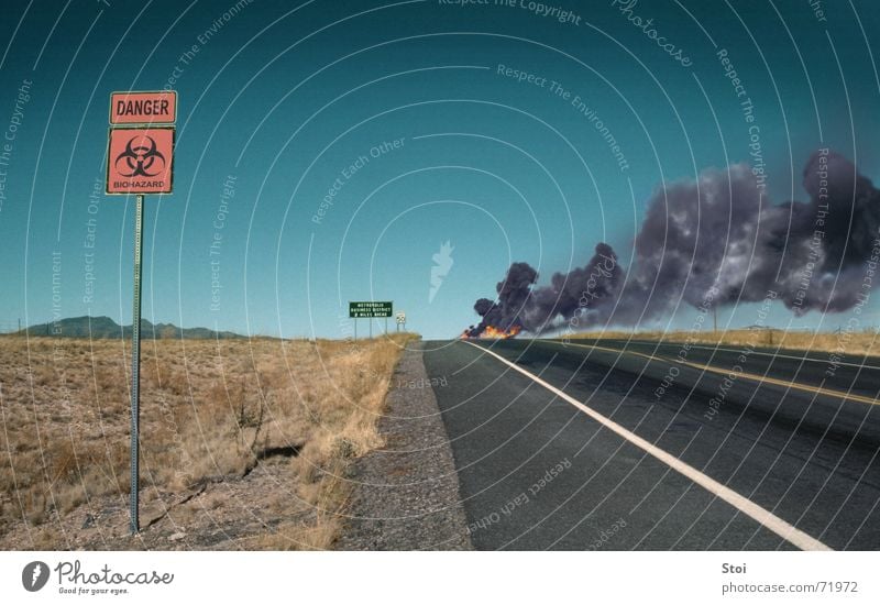 Danger Zone gefährlich Rauch Horizont bedrohlich bio hazard Brand Straße Wüste