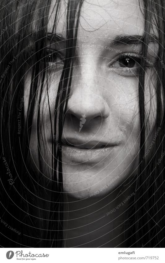 nass feminin Haare & Frisuren Gesicht Wasser Wassertropfen Regen natürlich Schwarzweißfoto Studioaufnahme Nahaufnahme Porträt Blick in die Kamera