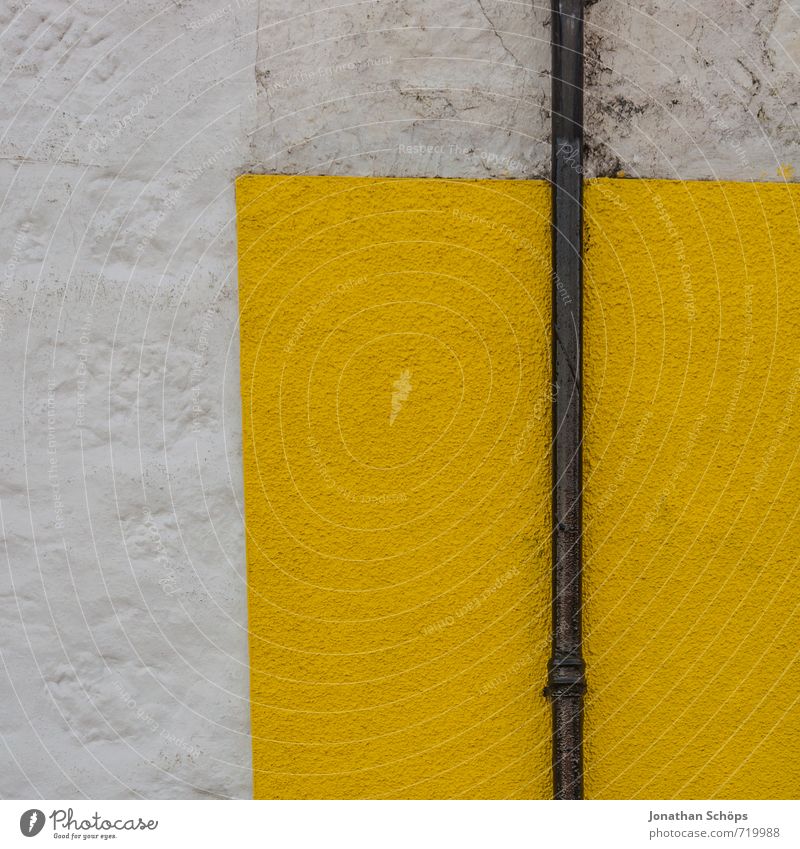 die gelbe Ecke Dorf Kleinstadt Haus Mauer Wand weiß Regenrinne Regenrohr Fallrohr Geometrie einfach eckig gerade Neigung Muster graphisch Abtrennung gestalten