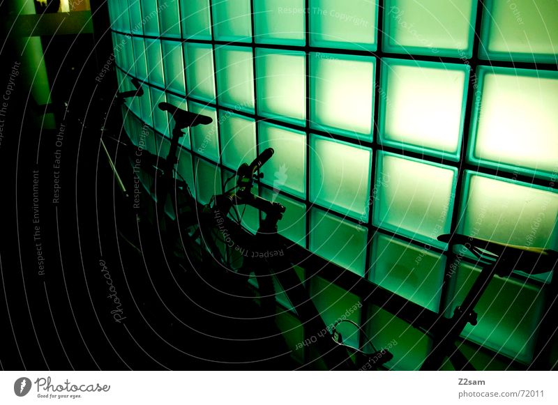 neonbikes Fahrrad Mountainbike stehen Pause Licht grün rund 2 light lightwall Stein Fensterscheibe Glas Bogen two Fahrradlenker