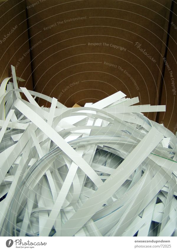 schnippelippel vernichten wichtig Papiermüll Schnitzel Schlag kaputt Müll unbrauchbar unleserlich Pappschachtel Streifen braun Haufen durcheinander chaotisch