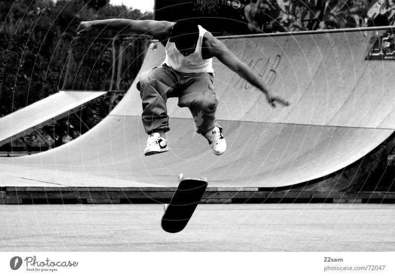 360 flip Kickflip Salto Skateboarding Stil springen Aktion Stunt Zufriedenheit Sport lässig beweglich Halfpipe Rampe Park Parkdeck free Funsport fly Coolness