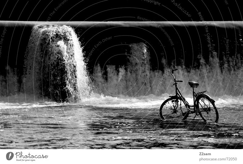 water & bicycle? stehen Isar Gegenteil Einsamkeit München nass Gischt vergessen Wasser Fahrrad Fluss ausrangiert Wasserfall munich spritzen