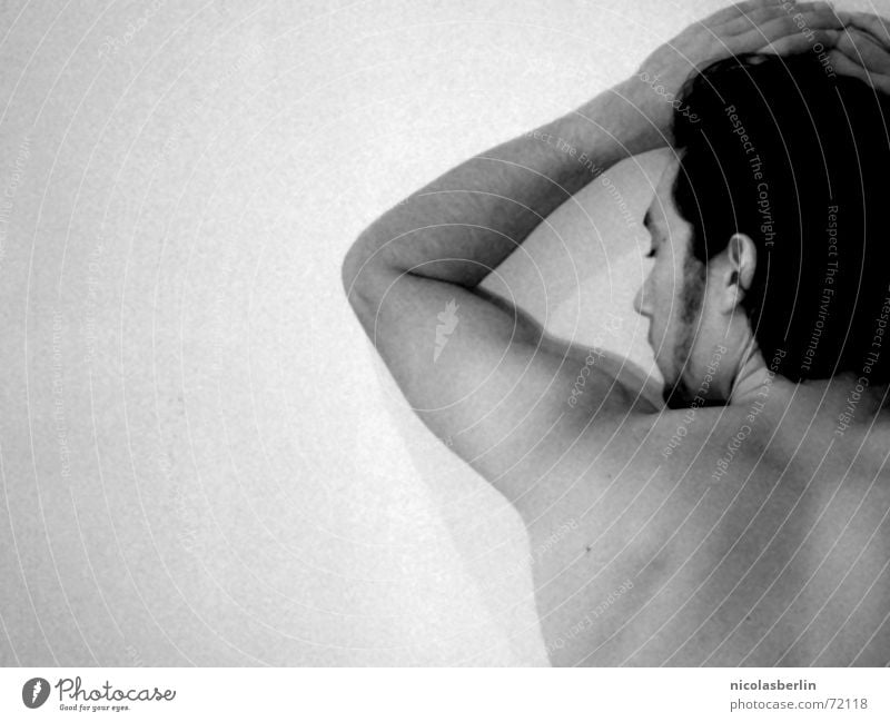 gegen die wand schwarz weiß Mann nackt Licht Körperhaltung Akt Rücken Arme Schatten Kontrast Zufriedenheit Männlicher Akt maskulin Männerkörper